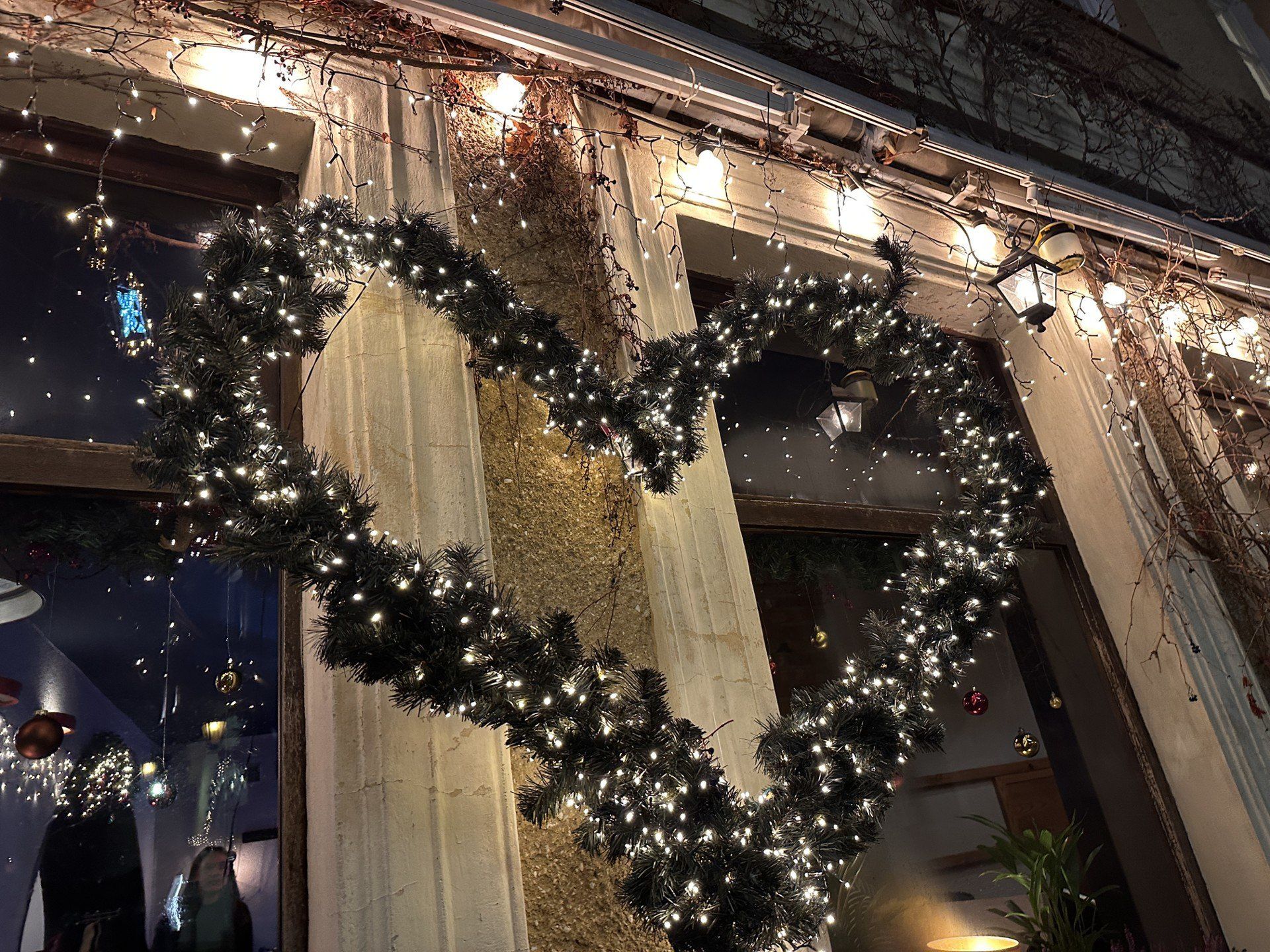 Ozdoby pojawiają się już w restauracjach -Iluzjon Art Cafe. 