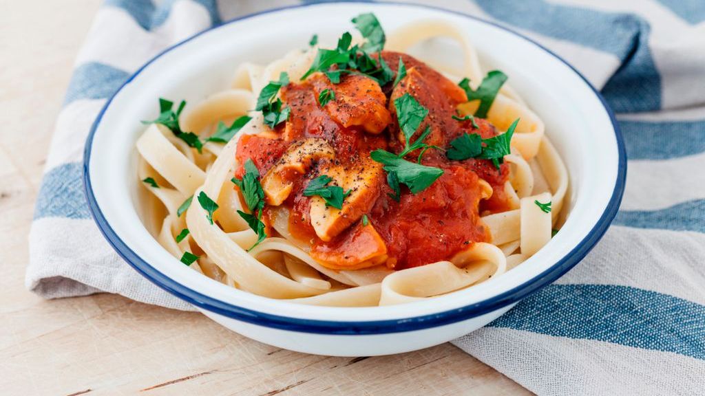 Makaron z kurczakiem w sosie pomidorowym.