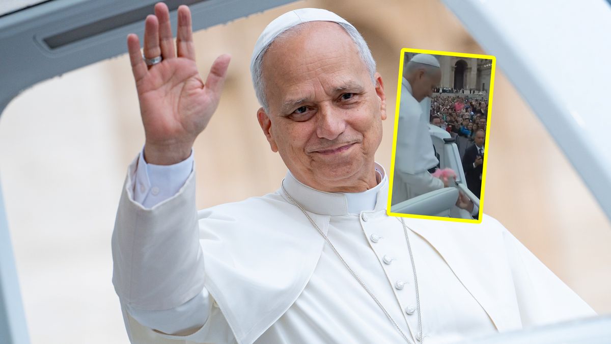 Papieź Leon XIV z labubu w dłoni.