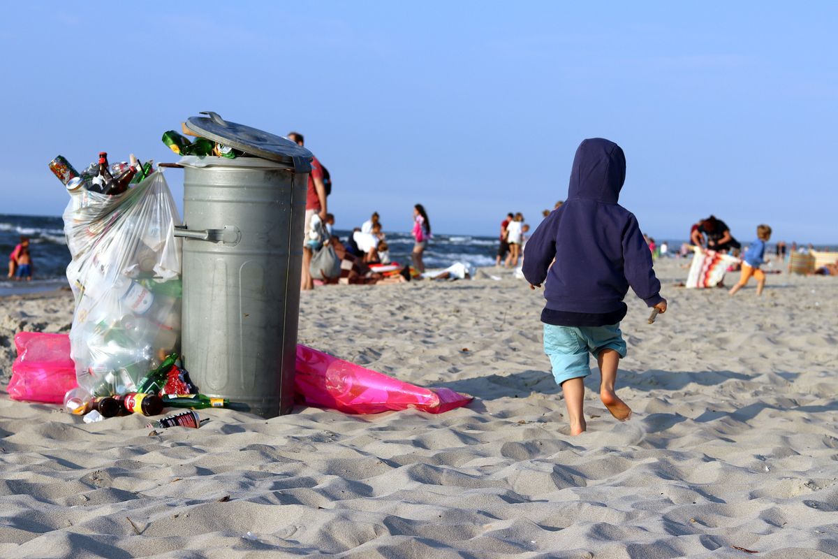 Śmieci wysypujące się na plażach to częsty obrazek nad Bałtykiem