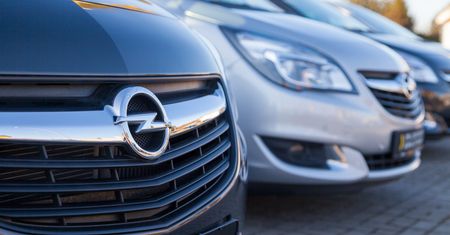 Spada popyt na elektryki. Opel zmienia kurs. Spalinówki zostają