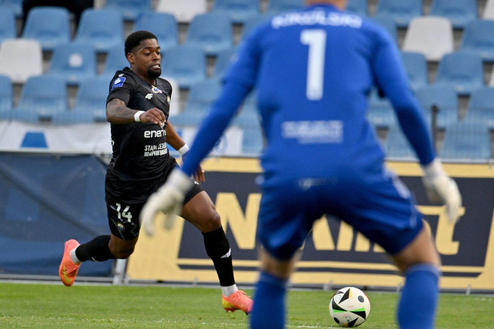 Ivan Cavaleiro (Stal Mielec) - dynamiczny snajper mielczan strzelił pięknego gola w rywalizacji z Radomiakiem Radom. Po raz kolejny pokazał, że to jeden z zawodników zespołu, który przewyższa umiejętnościami większość piłkarzy Stali.Benjamin Kallman (Cracovia) - zagrał swój ostatni mecz przed kibicami Pasów. Oczywiście okrasił go trafieniem. Dla reprezentanta Finlandii był to 18. gol w tym sezonie PKO Ekstraklasy i prawdopodobnie zakończy sezon na 3. miejscu w klasyfikacji strzelców rozgrywek.Wiktor Długosz (Korona Kielce) - końcówka sezonu jest dla niego znakomita. Niedawno strzelił 2 gole w rywalizacji z Lechią Gdańsk, a teraz dołożył trafienie w meczu ze swoim byłym klubem, Rakowem Częstochowa.