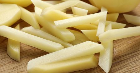 Zalewam ziemniaki colą. Goście kochają ten przepis