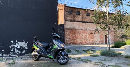 Test: Barton E-max to elektryczny skuter dla długodystansowców. Naładujesz go nawet w bloku