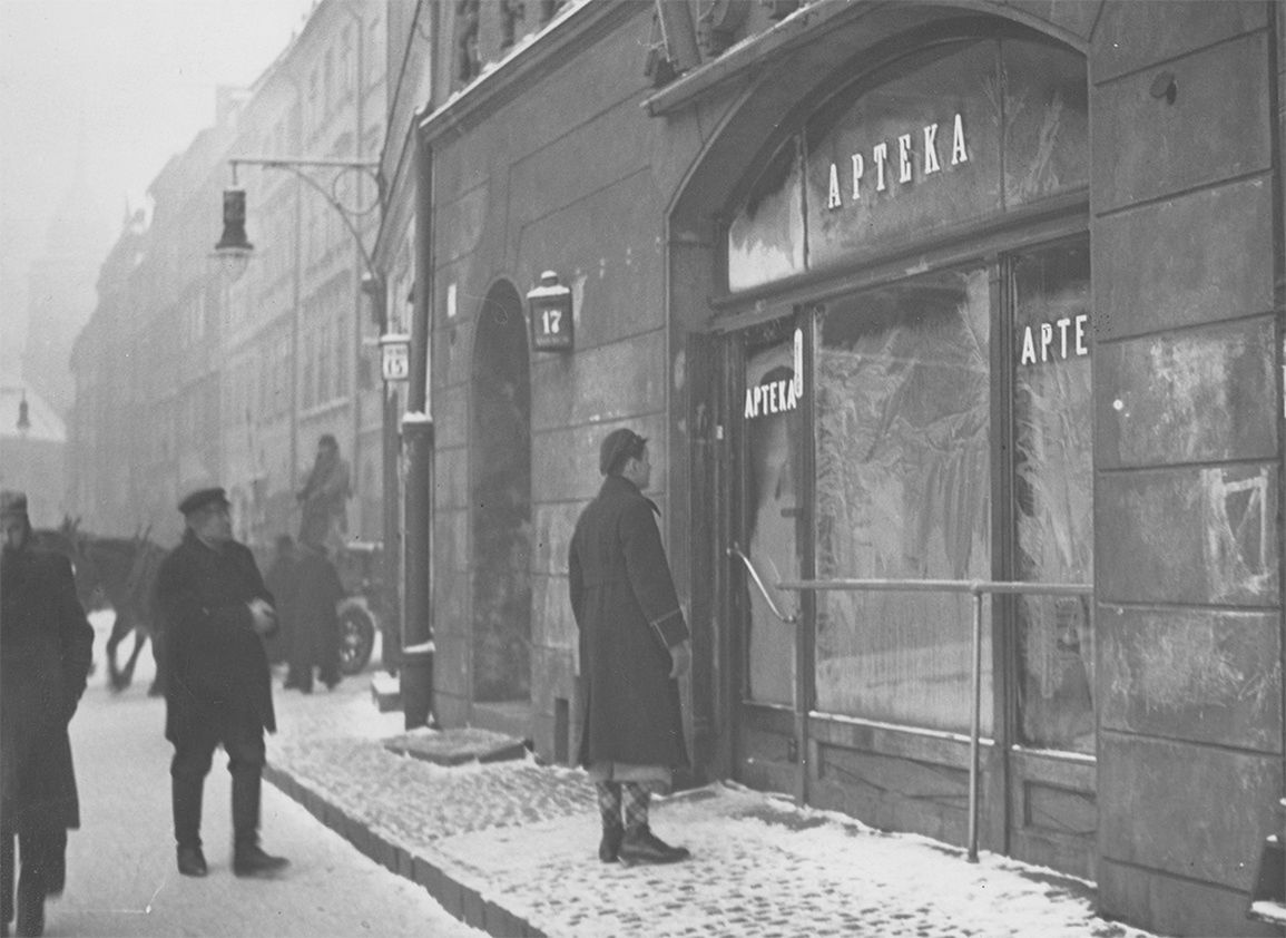 Apteka w Warszawie na fotografii z roku 1930