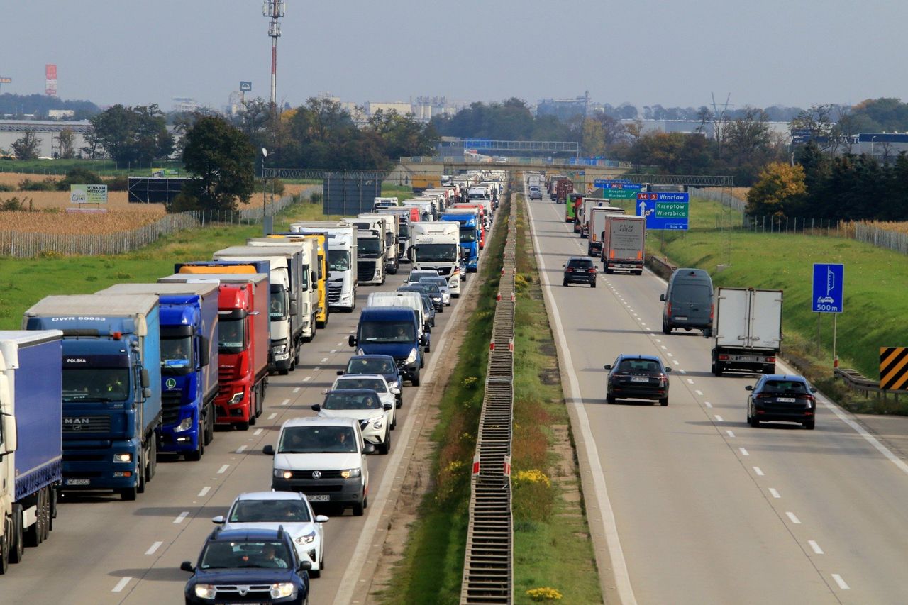Ogromna plama oleju na autostradzie A4. Korek ma ponad 13 km długości
