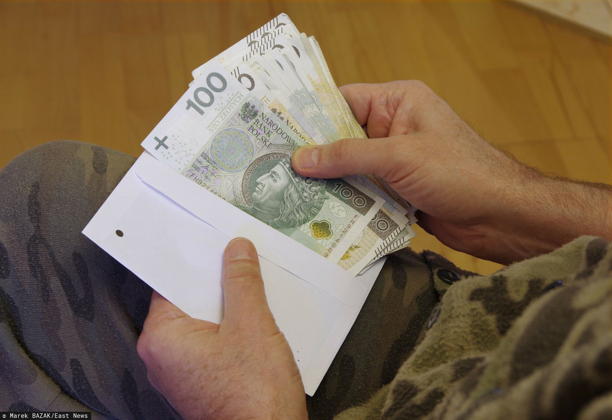 Tylko po osiągnięciu wieku emerytalnego do świadczenia z ZUS można dorabiać bez ograniczeń. Wcześniej trzeba pilnować dwóch progów