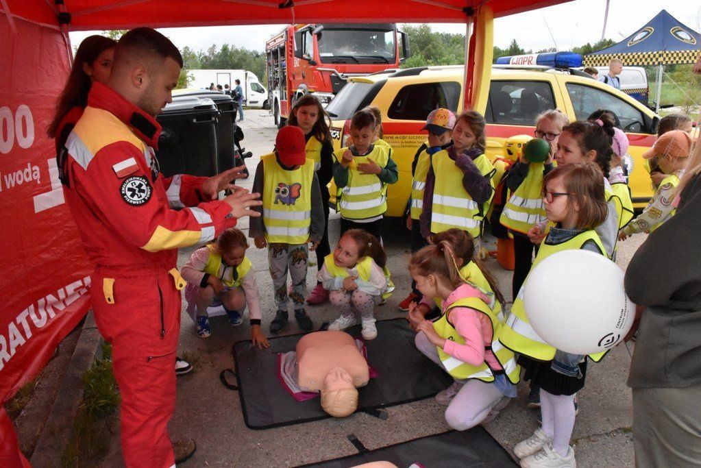 Piknik "Bezpieczne Wakacje" w Wodnej Dolinie w Koszalinie. Festyn przyciągnął tłumy