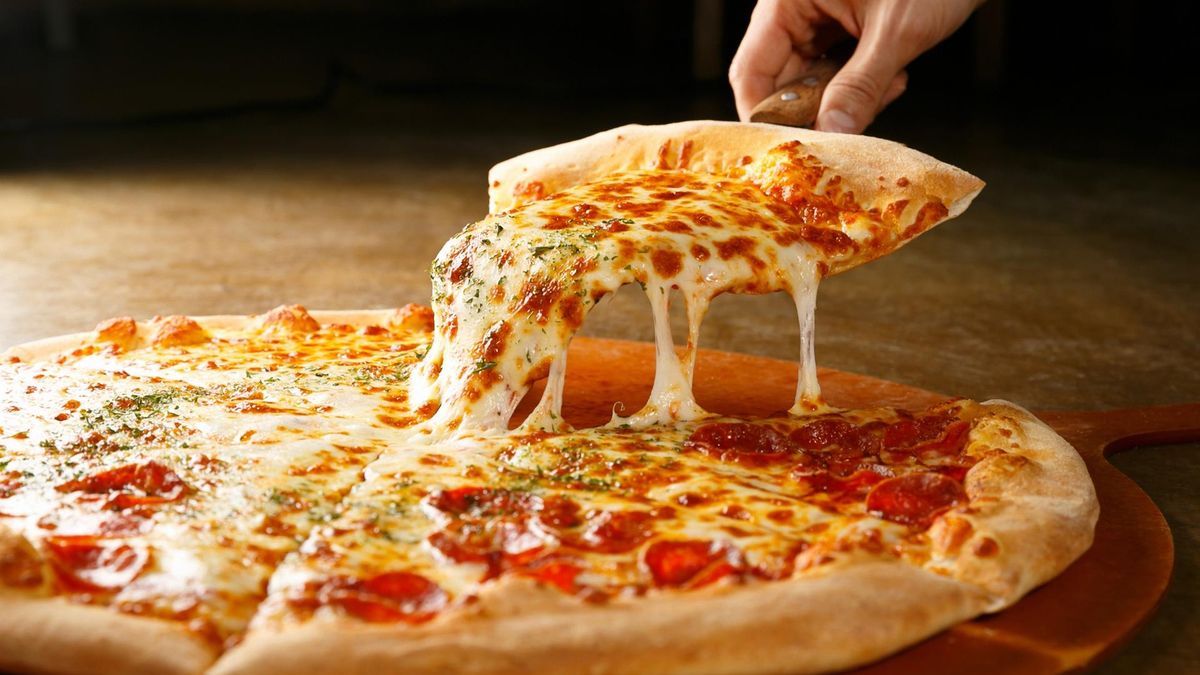 Pizza i czekolada uzależniają tak samo jak alkohol. Nowe badania