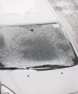 Nieodpowiedzialne zachowanie ojca. Zostawił syna w zasypanym samochodzie