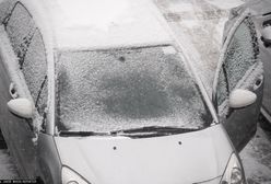 Nieodpowiedzialne zachowanie ojca. Zostawił syna w zasypanym samochodzie