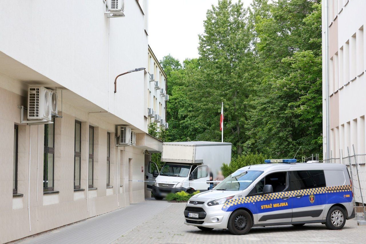 Dostawczak wjechał w budynek sądu w Warszawie