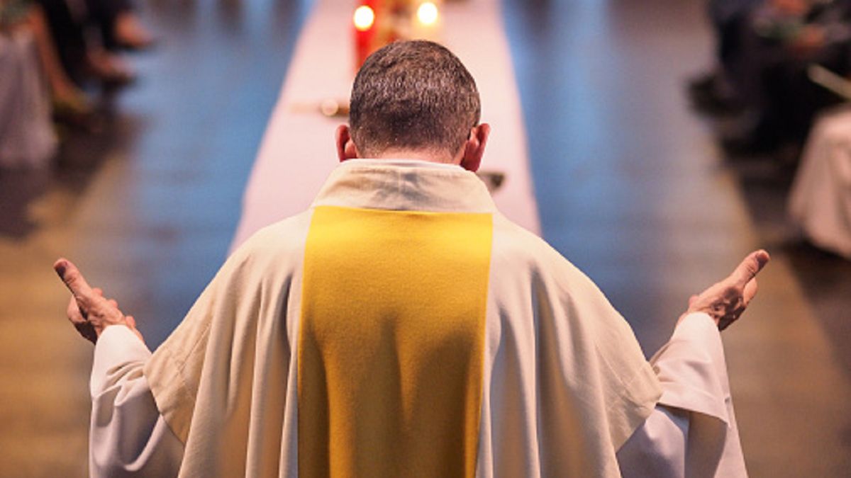 Coraz mniej księży w Polsce.