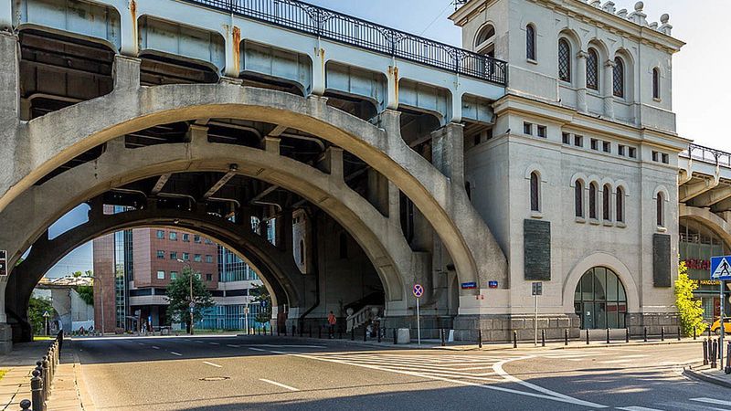 Warszawa. Coś nie wyszło. Na Poniatowszczaku będzie znacznie mniej wind niż planowano