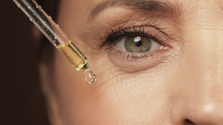 kobieta, oczy, olejek, skóra pod oczami, pielęgnacja, serum