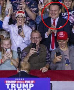 Stał tuż za Trumpem. Europoseł PiS z werwą oklaskiwał kandydata