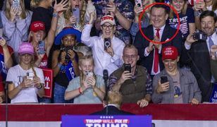 Stał tuż za Trumpem. Europoseł PiS z werwą oklaskiwał kandydata