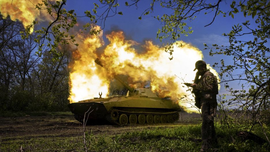 Sytuacja w Ukrainie - NYT
EDS.: THE UNIT'S NAME -- THE 72ND MECHANIZED BRIGADE -- MUST APPEAR IN CAPTIONS, AS PER THE SOURCE ** Ukrainian soldiers with the 72nd Mechanized Brigade fire a 122mm 2S1 self propelled howitzer at Russian positions in the Donetsk Region of Ukraine, May 5, 2023. (Tyler Hicks/The New York Times)
TYLER HICKS