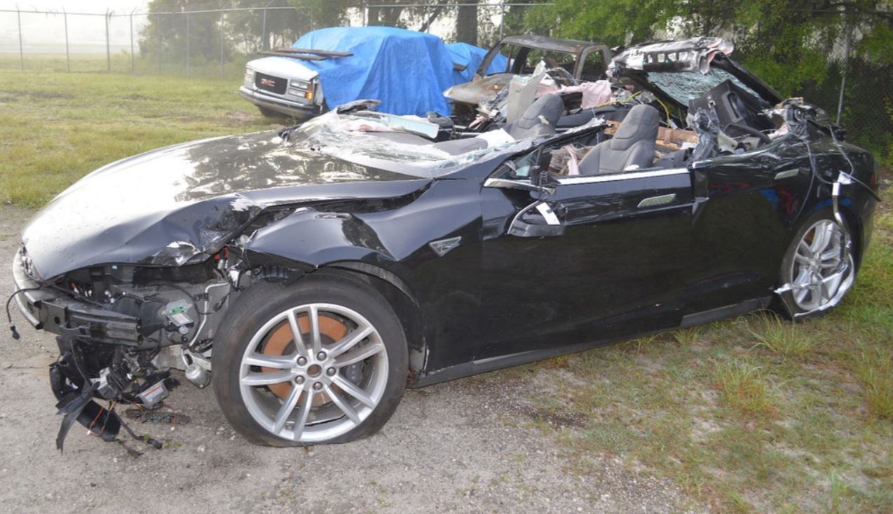 Wypadki Tesli z włączonym autopilotem nie należą niestety do rzadkości - na zdjęciu wrak Modelu S.