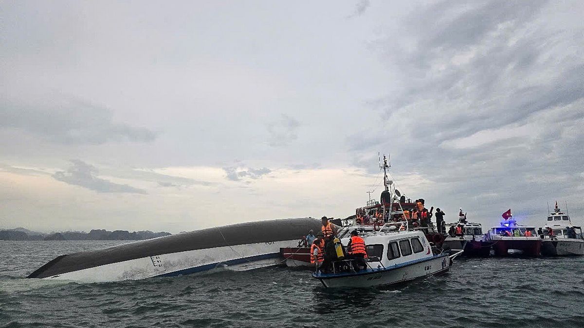 A handout photo made available by Vietnam News Agency shows rescuers searching for victims after a tourist boat capsized in Ha Long Bay, Quang Ninh province, Vietnam, 19 July 2025. At least 18 people died and several are missing after a tourist boat carrying 53 people onboard capsized in Ha Long Bay on 19 July, according to state media. EPA/VIETNAM NEWS AGENCY /HANDOUT VIETNAM OUTHANDOUT EDITORIAL USE ONLY/NO SALES Dostawca: PAP/EPA.
