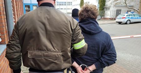 Zniszczyli rzeźbę w Sopocie. Jeden z wandali zatrzymany na lotnisku