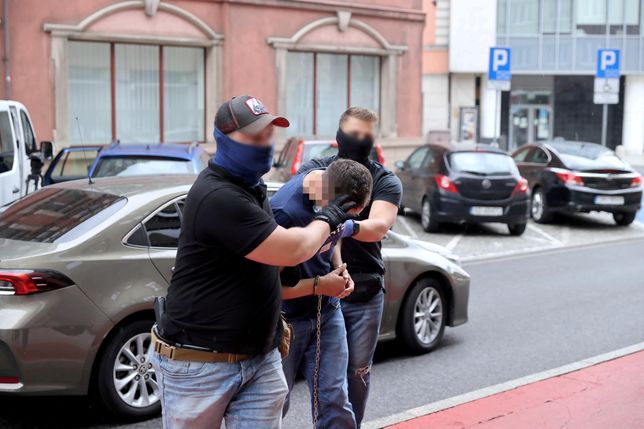 doprowadzenie na przes�uchanieKatowice, 01.08.2021. Kierowca miejskiego autobusu, kt�ry 31 lipca rano przejecha� w Katowicach 19-letni� dziewczyn�, doprowadzany na przes�uchanie do prokuratury w Katowicach, 1 bm. (mr) PAP/Andrzej Grygiel
UWAGA!!! ZAKAZ PUBLIKACJI WIZERUNKU ZATRZYMANEGO!!!Andrzej Grygielautobusu, doprowadzenie, kierowca, miejskiego, nastolatka, prokuratura, przes�uchanie, BINARY<(10) bytes>, wypadek