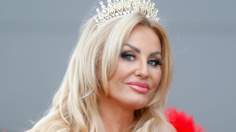 "Królowa życia" wydaje książkę.