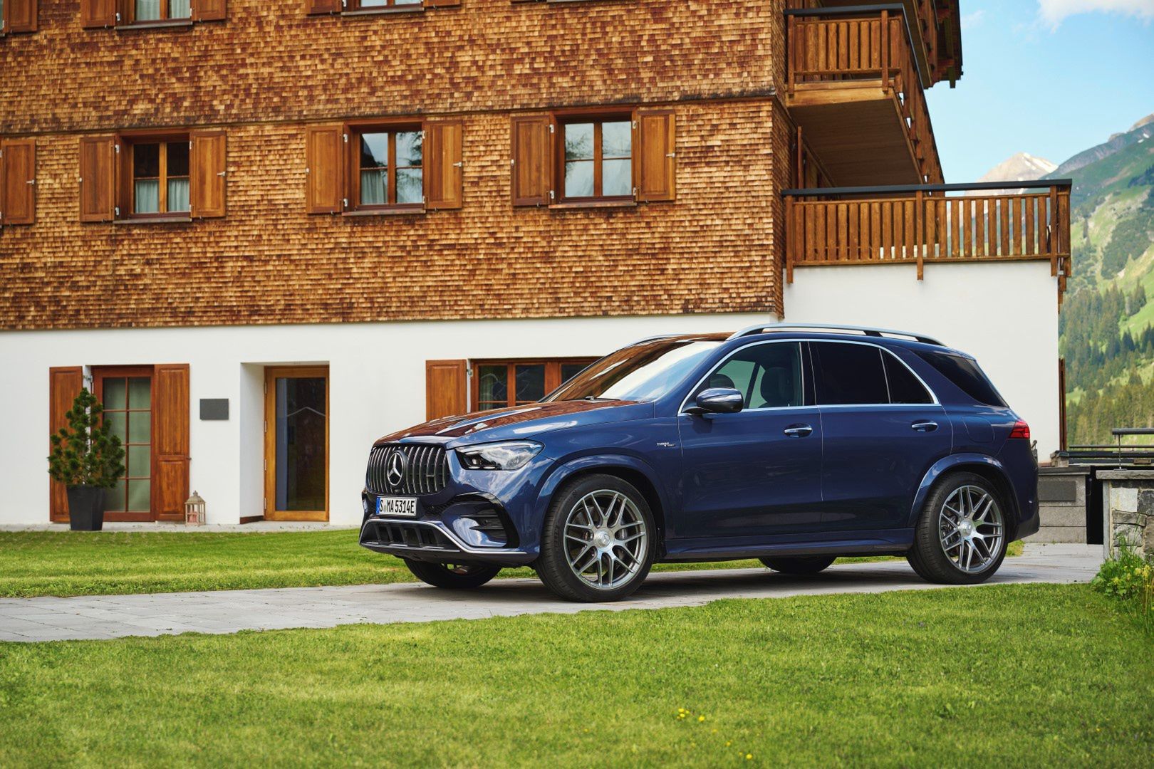 Test Drive Mercedes-AMG E 53 HYBRID & Mercedes-AMG GLE 53 HYBRID
Mercedes-Benz AG, Communications & Marketing, photo by Deniz Calagan on behalf of Mercedes-Benz AG
Mercedes-AMG; Performance and efficiency in a new combination: the Mercedes-AMG E 53 HYBRID 4MATIC+; MediaSite; Saloon; Press Releases sorted by years; 06 - 2024; PKW Mercedes AMG - AKTUELL; Mercedes-AMG Limousine - T-Modell - Coupé (2 Türen) - Cabriolet; Press Archives; Pre-Media; Hybrid; Pressemitteilungen;  Mercedes-Maybach ; W213 - Mercedes-AMG E 53 HYBRID 4MATIC+ - 2023; W213 - Mercedes-AMG E 53 HYBRID 4MATIC+ Limousine - 2023; E-Class; 2024;  Mercedes-AMG ;  smart ; Mercedes-Benz Pkw