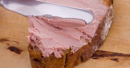 Polacy się zajadają. Wielu przestanie, gdy dowie się, co jest w środku