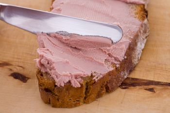 Polacy się zajadają. Wielu przestanie, gdy dowie się, co jest w środku