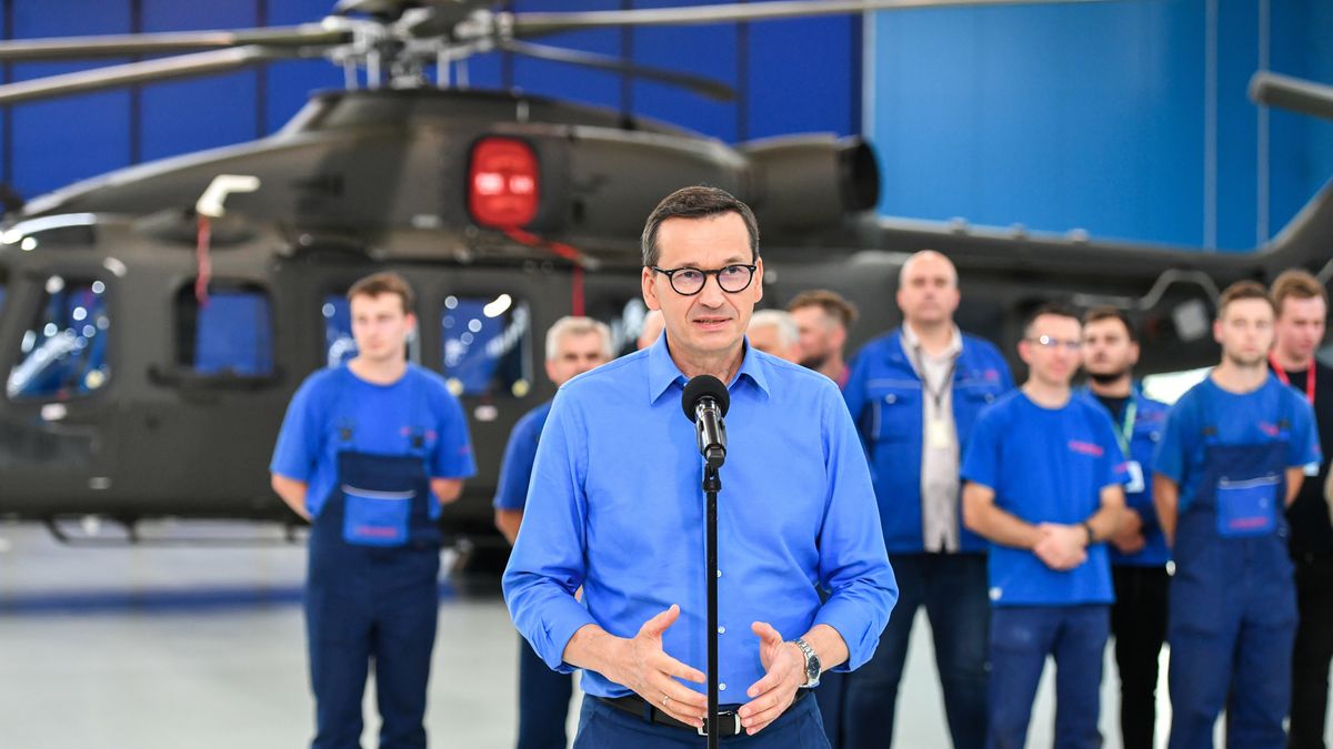 Świdnik, 22.09.2023. Premier Mateusz Morawiecki podczas wizyty w zakładach lotniczych PZL-Świdnik, 22 bm. (aldg) PAP/Wojtek Jargiło