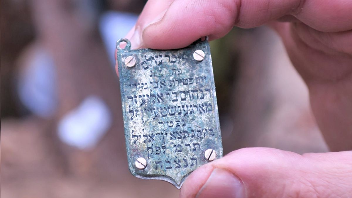 Znaleźli srebrną tabliczkę, a później na cmentarzu grób rabina 