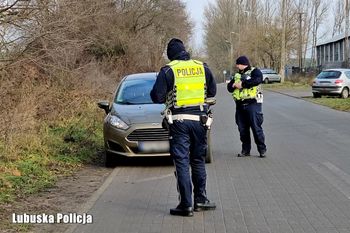 Policja skontroluje pasażera. Sprawdzi nie tylko trzeźwość
