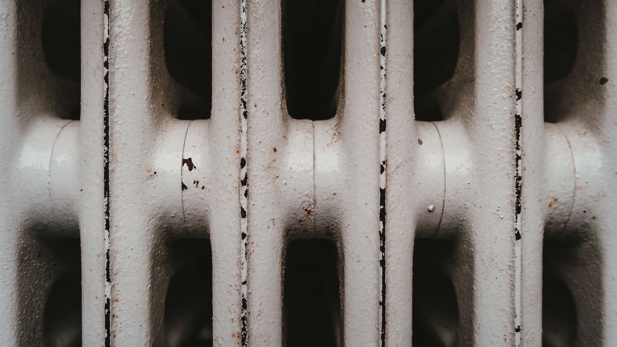 Z suszarką do włosów wyczyścić wszystkie zakamarki kaloryfera.