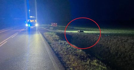 Motocyklista próbował wyprzedzić samochód. Skończyło się tragedią
