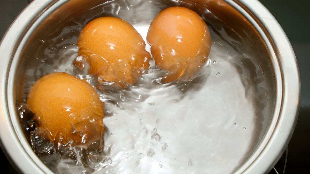 Obieranie jajek może napsuć krwi. Co zrobić, żeby skorupka dobrze odchodziła od bialka?