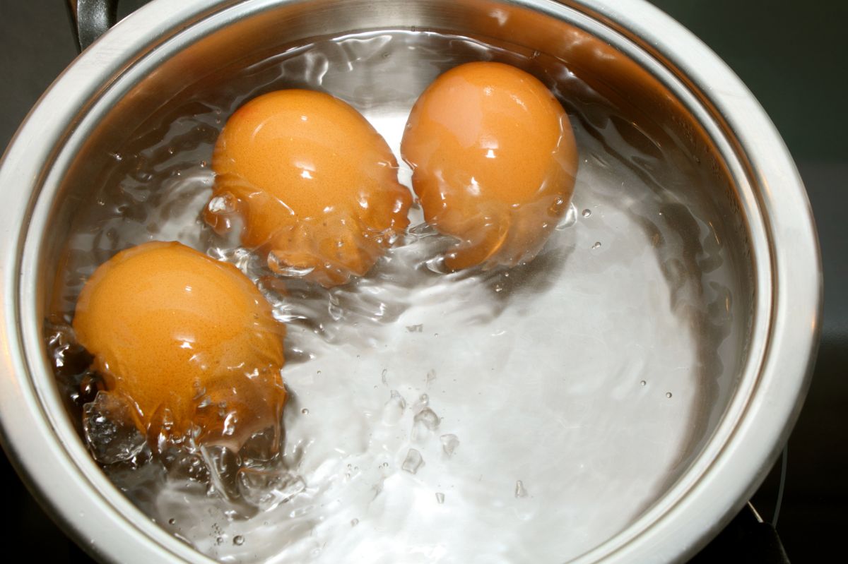 Obieranie jajek może napsuć krwi. Co zrobić, żeby skorupka dobrze odchodziła od bialka?