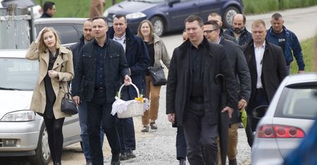Andrzej Duda święci pokarmy z córką i ojcem (ZDJĘCIA)