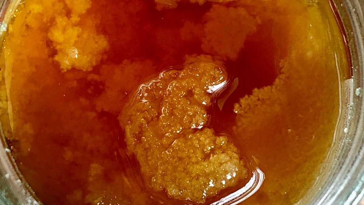 Widzisz po otwarciu słoika. Dowód na to, że miód się zepsuł?