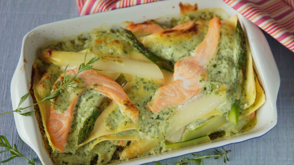 Zapiekanka z łososiem i szparagami - Pyszności