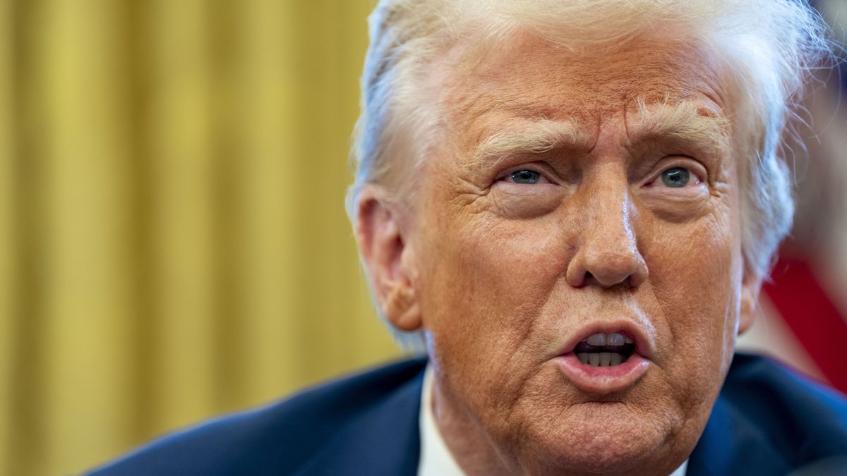 US President Donald Trump signs two executive orders in the Oval Office of the White House in Washington, DC, USA, 30 January 2025. The first order formally commissioned Christopher Rocheleau as deputy administrator of the FAA white the second ordered an immediate assessment of aviation safety. EPA/BONNIE CASH / POOL Dostawca: PAP/EPA.