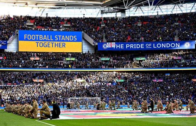 Wielki banner wyświetlony na ekranie tuż przed finałem Pucharu Carabao między Chelsea, a Liverpoolem na stadionie Wembley w Londynie.