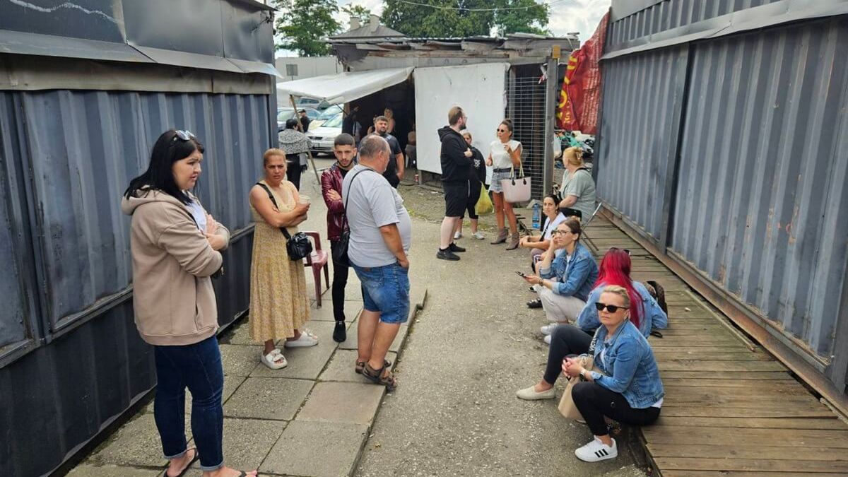 Kupcy z targowiska przy ul. Ruskiej przed środowym otwarciem stoisk