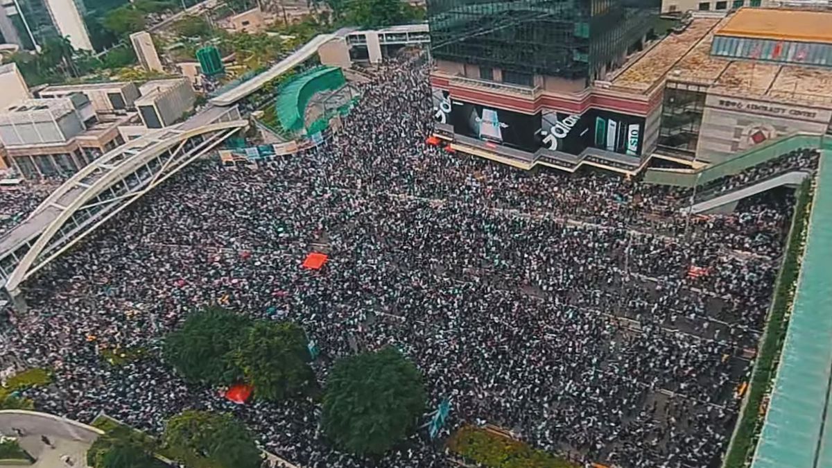 Niesamowity film z drona pokazuje ogrom prostestów w Hongkongu 1