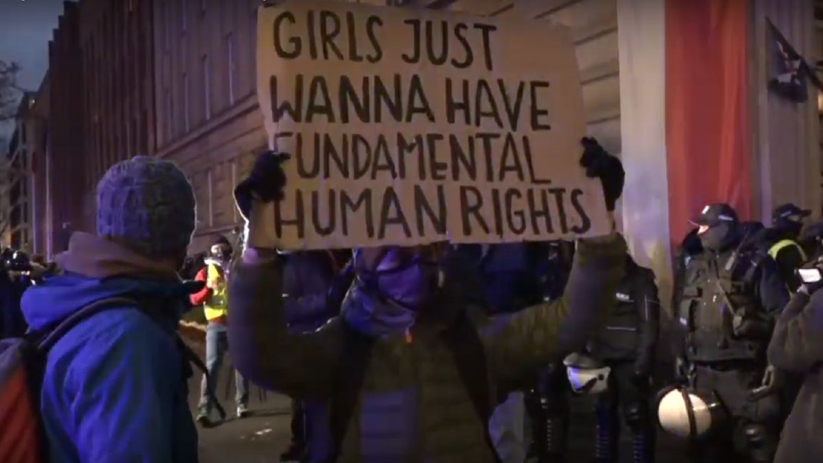 Strajk kobiet. Policja zatrzymała fotoreporterkę [Zobacz wideo] 1