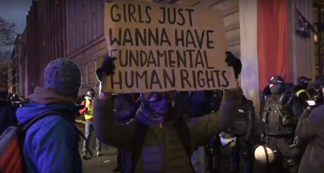 Strajk kobiet w Warszawie. Policja zatrzymała fotoreporterkę