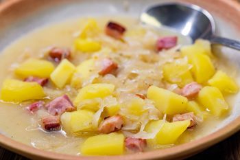 Rozgrzewa i wspiera odporność. Na Pomorzu zimą ratują się szarpakiem borowiackim