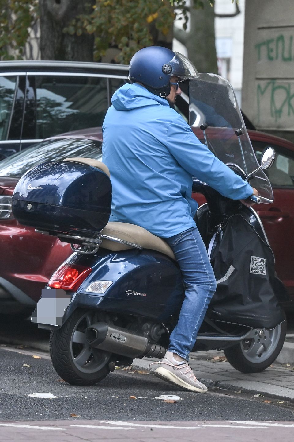 Piotr Gąsowski jedzie skuterem po pasie dla rowerów