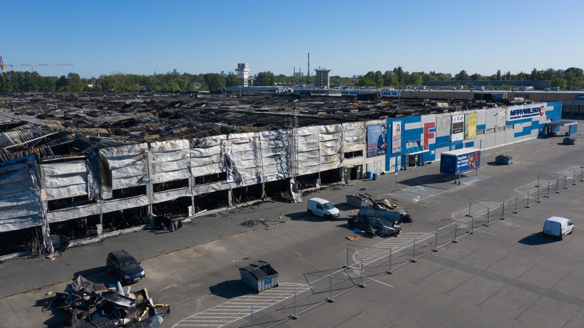 Warszawa, 13.05.2024. Zniszczona po pożarze hala kompleksu handlowego przy ul. Marywilskiej 44 w Warszawie, 13 bm. Prokuratura Okręgowa Warszawa-Praga wszczęła śledztwo w sprawie pożaru hali targowej, do którego doszło 12 bm. (jm) PAP/Leszek Szymański