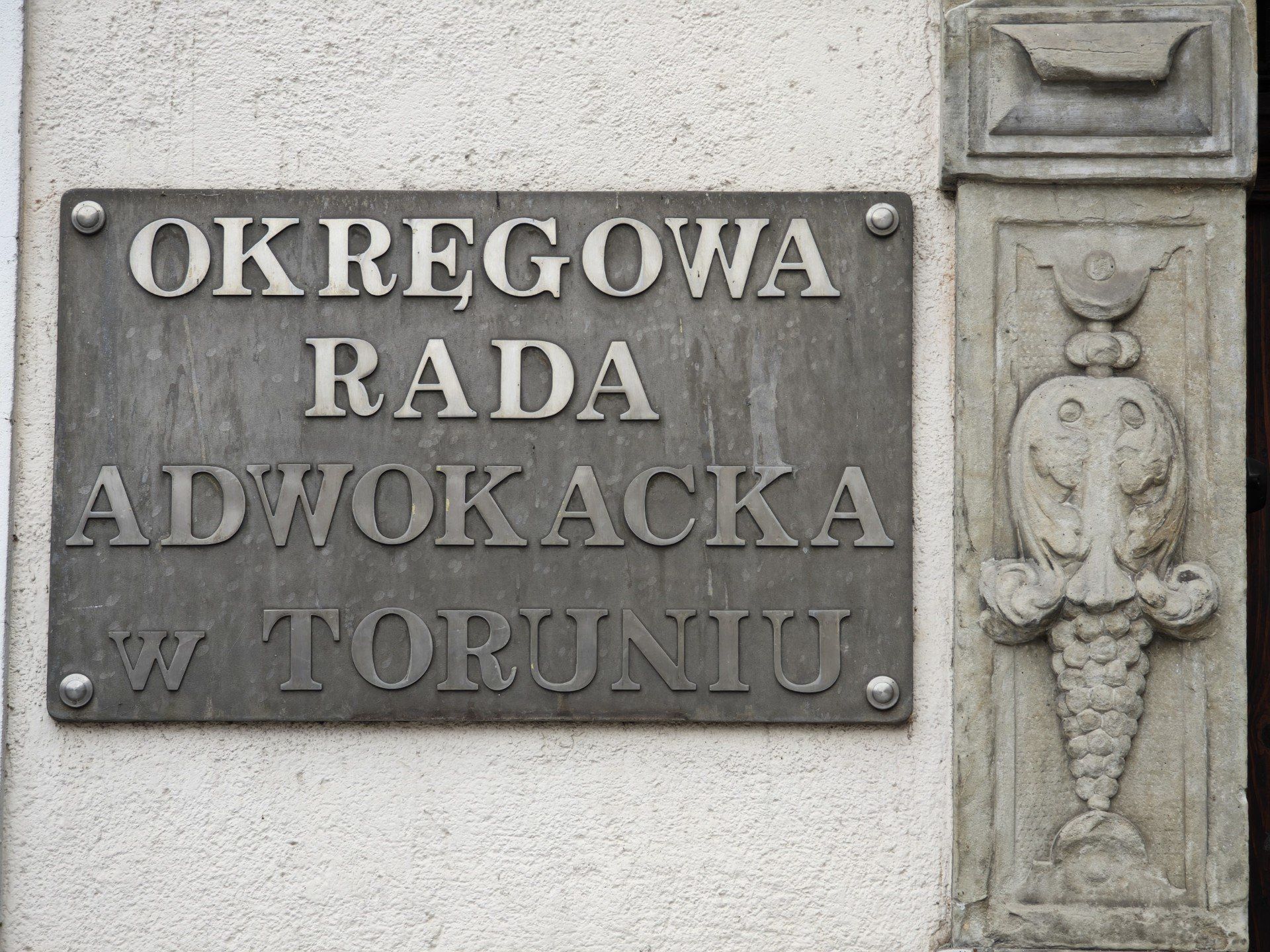 Okręgowa Rada Adwokacka w Toruniu po długim badaniu sprawy podjęła decyzję: odmówiła posłowi Krzysztofowi Szczuckiemu (PiS) wpisu na listę adwokatów. Powodem są m.in. prokuratorskie zarzuty dla posła, stawiające pod znakiem zapytania rękojmię prawidłowego wykonywania zawodu adwokata. Poseł ma prawo od tej odmowy się odwoływać.